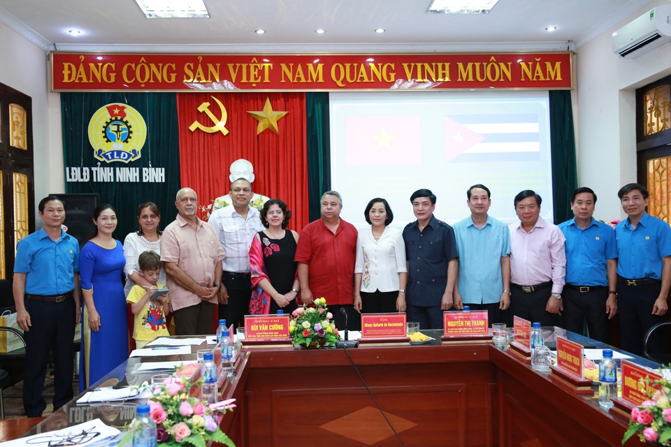 Đoàn đại biểu cấp cao CTC chup ảnh lưu niệm với lãnh đạo Tổng LĐLĐVN, Tỉnh ủy, LĐLĐ tỉnh Ninh Bình. Ảnh: Quế Chi 