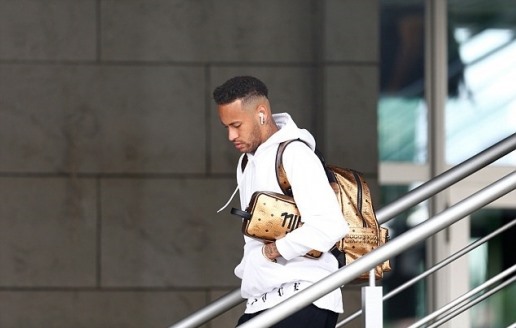 Neymar lầm lũi rời khách sạn để trở về quê nhà.
