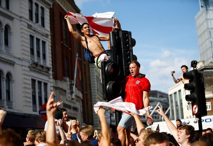 Cổ động viên Anh trèo cả lên cột đèn giao thông để ăn mừng chiến thắng.