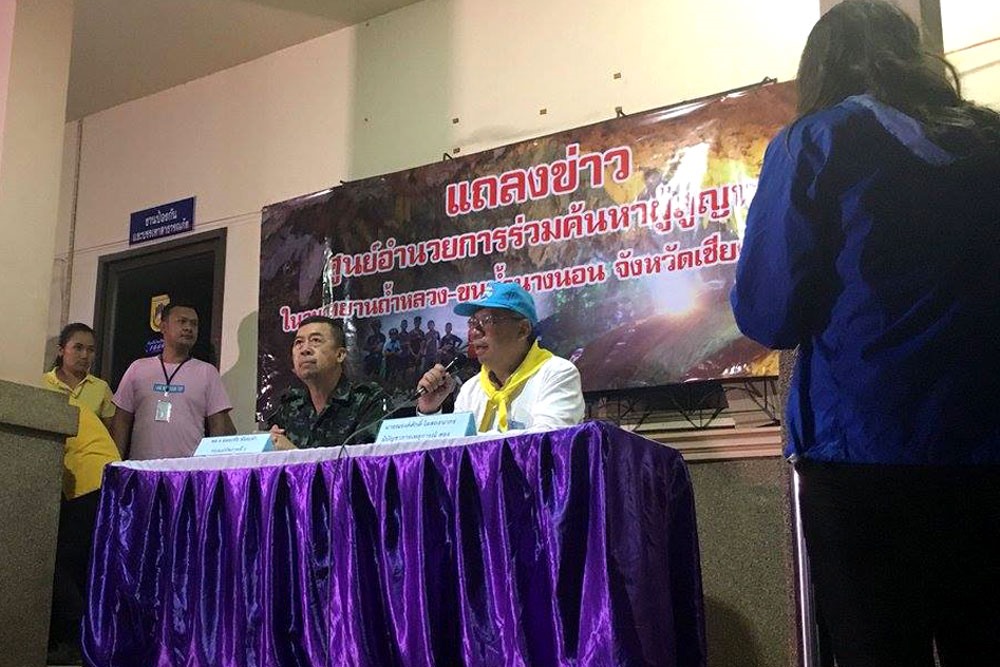 Tỉnh trưởng Chiang Rai trong cuộc họp báo. Ảnh: Twitter.