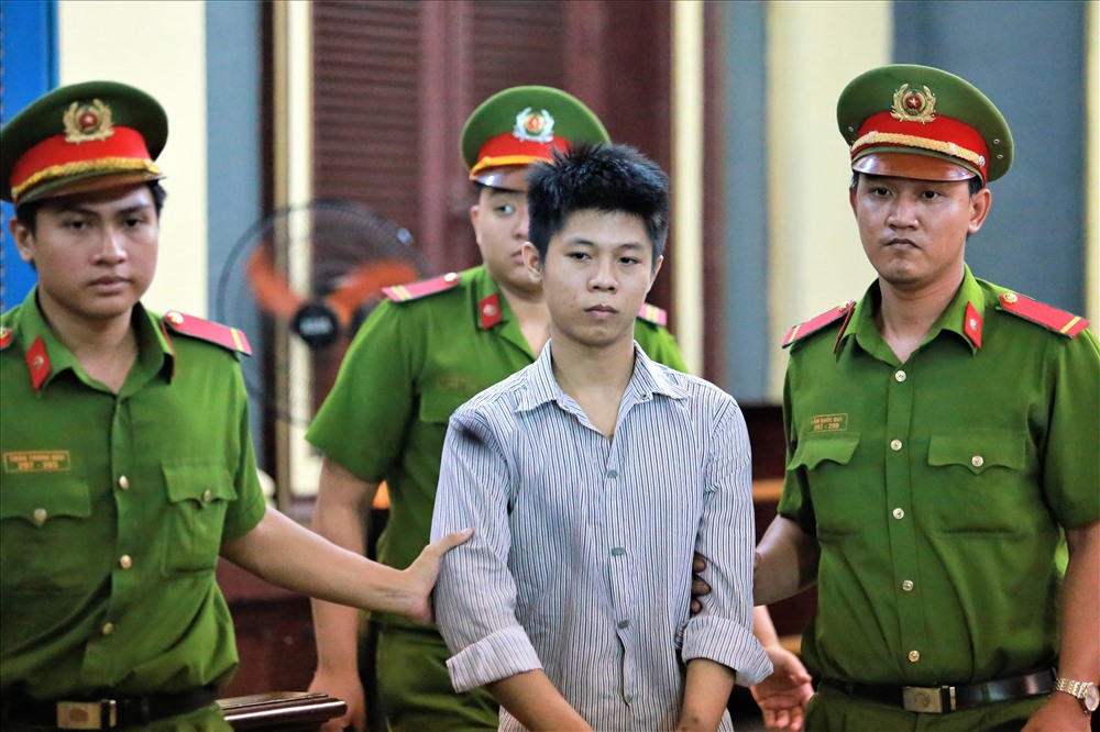 Nguyễn Hữu Tình được đưa vào phòng xử án vào lúc 8h20. 