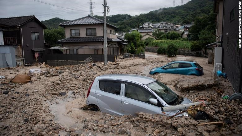 Ô tô ngập trong bùn lầy ở Saka, tỉnh Hiroshima ngày 8.7. Ảnh: CNN