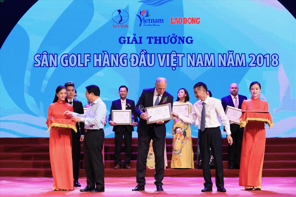 Ông Trần Văn Thuật - Phó Chủ tịch Tổng LĐLĐVN - trao giải các doanh nghiệp lữ hành xuất sắc.