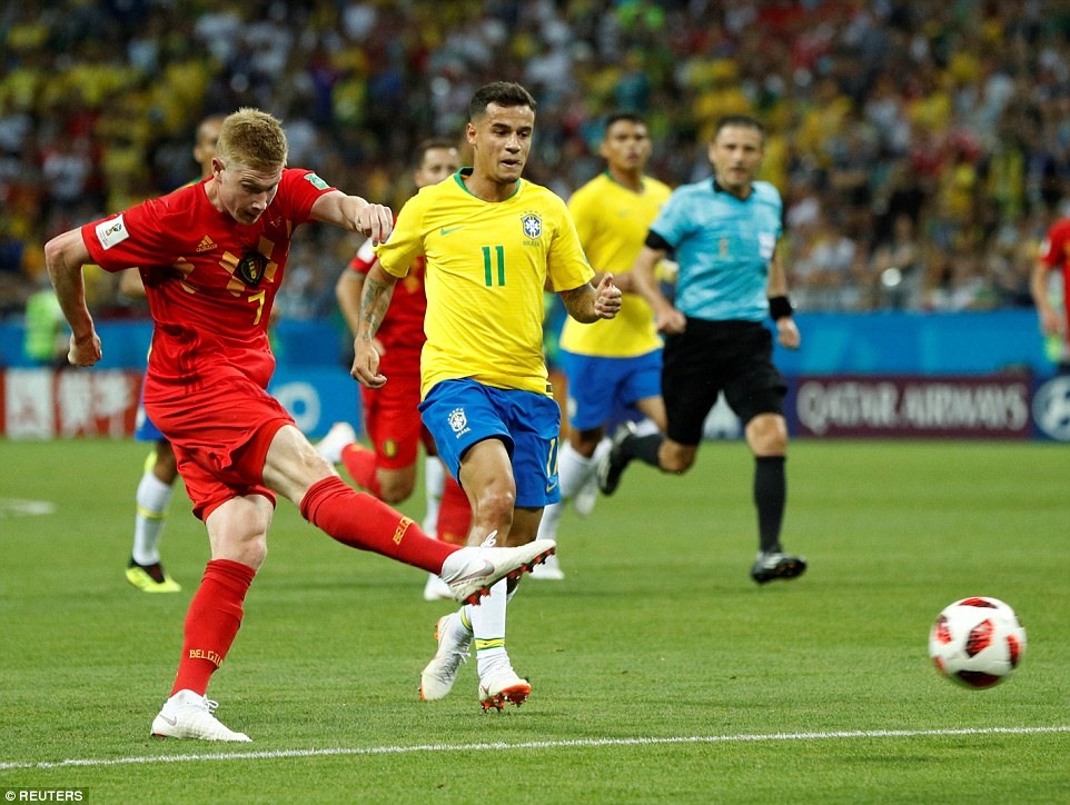 De Bruyne (áo đỏ phía trước) ghi bàn mở điểm ở trận tứ kết giữa Bỉ và Brazil. Ảnh: Reuters.