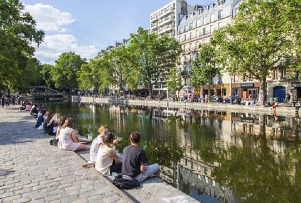Canal St Martin chắc chắn là một trong những nơi thời thượng nhất để ghé thăm khi bạn ở Paris trong những tháng mùa hè (từ tháng 6 đến tháng 8). 
