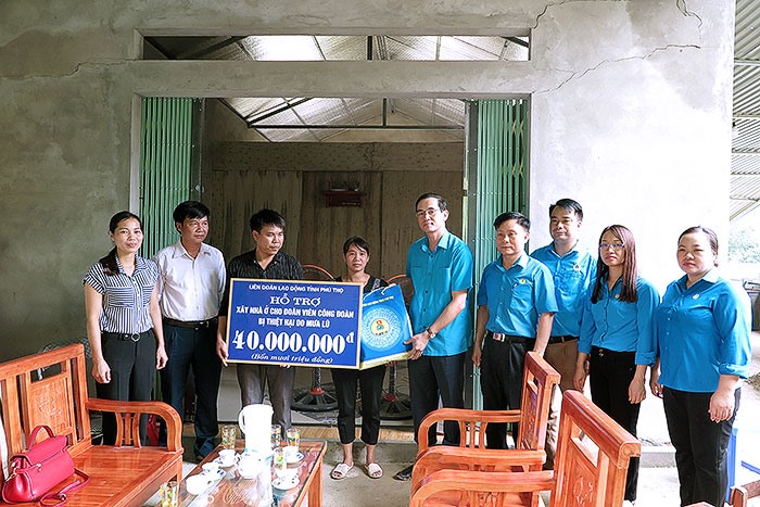Đồng chí Nguyễn Hải - Chủ tịch LĐLĐ tỉnh trao tiền hỗ trợ sửa chữa Nhà Mái ấm Công đoàn cho đoàn viên Đặng Thị Cúc