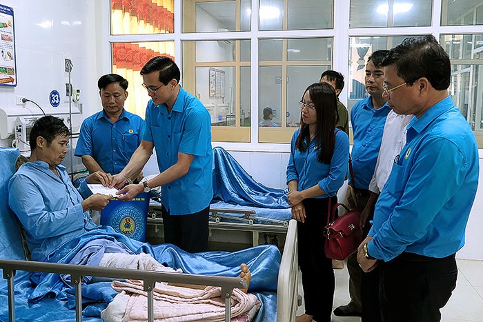 Đồng chí Nguyễn Hải - Chủ tịch LĐLĐ tỉnh trao tiền hỗ trợ sửa chữa Nhà Mái ấm Công đoàn cho đoàn viên Đào Văn Luyện.