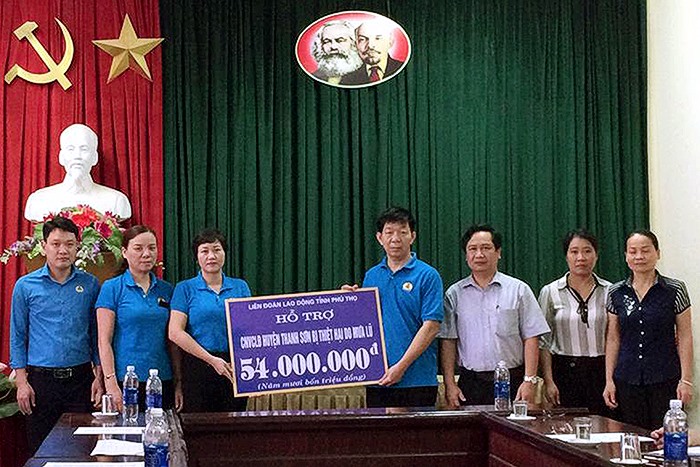 Đồng chí Đỗ Thị Ngọc Ánh - Phó Chủ tịch LĐLĐ tỉnh trao tiền hỗ trợ tại huyện Thanh Sơn.