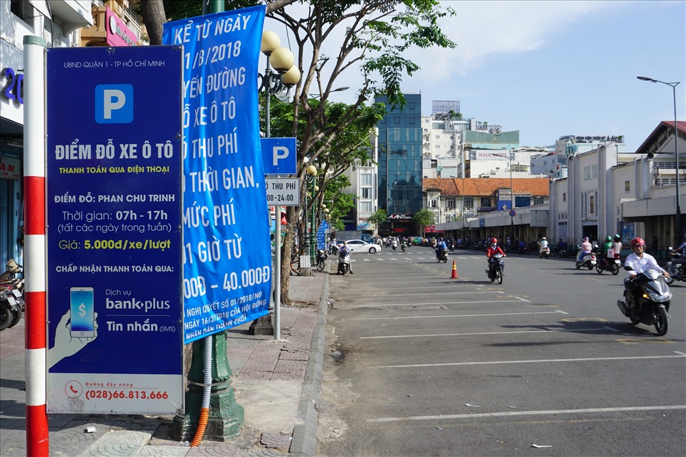 Điểm giữ xe ô tô trên đường Phan Chu Trinh (Q.1) trống trơn không có xe đậu vì tài xế cho rằng mức phí quá cao.  Ảnh: M.Q