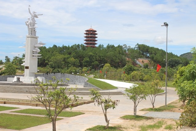 Góc ảnh nhìn lên tượng đài chiến thắng và tháp chuông Đồng Lộc. Ảnh: Trần Tuấn