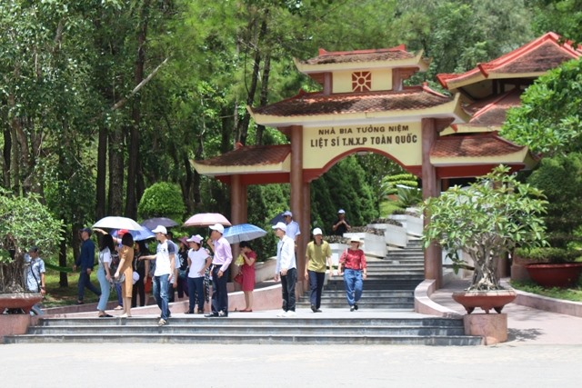 Du khách đến Nhà bia tưởng niệm liệt sỹ TNXP toàn quốc tại Khu di tích Ngã ba Đồng Lộc. Ảnh: Trần Tuấn