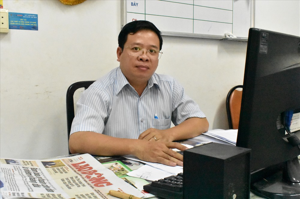 Ông Nguyễn Quang Diện - PCT UBND Phường Bến Thành trao đổi với PV Báo Lao Động. Ảnh V.H