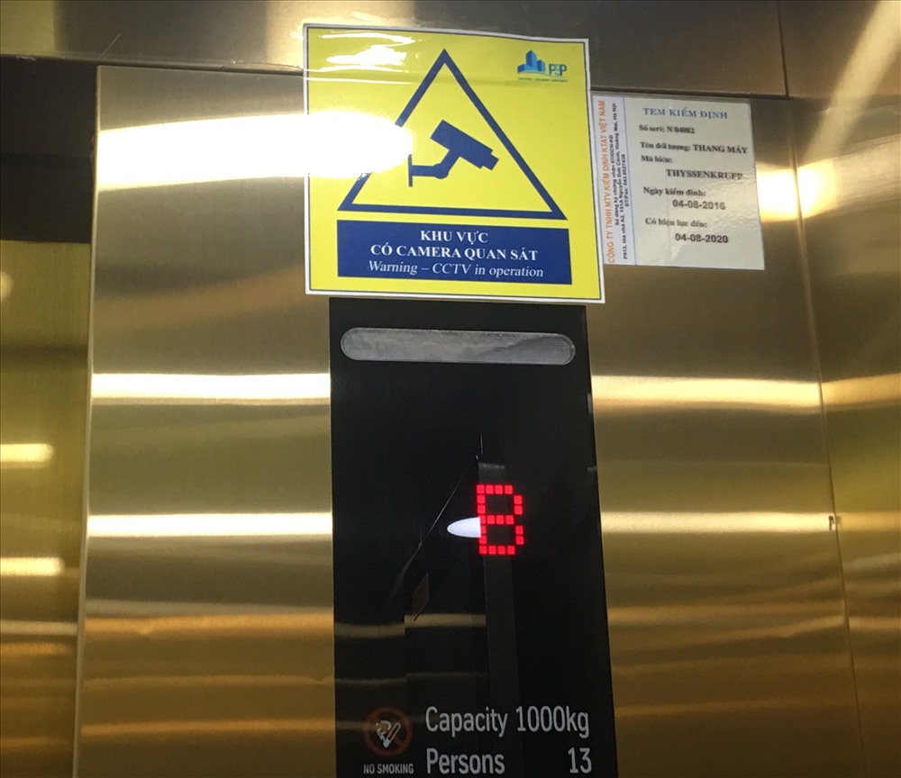 Biển cảnh báo có camera ở vị trí dễ thấy trong thang máy thuộc khu đô thị Nghĩa Tân