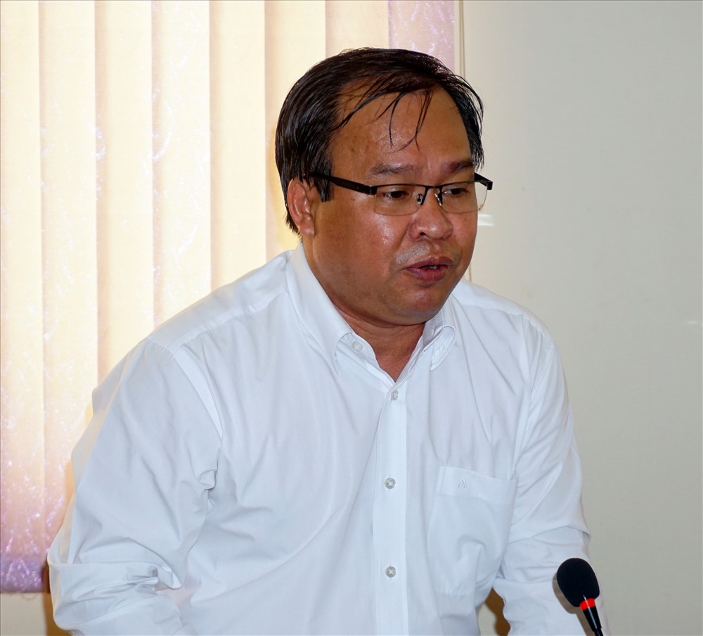 Giám đốc Sở GDĐT Cà Mau Nguyễn MinhLuân trả lời tại cuộc họp báo chiều 1.8 (ảnh Nhật Hồ)