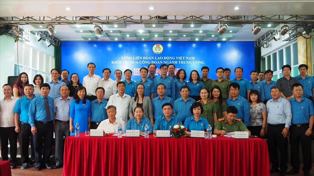 Chủ tịch Phó Chủ tịch TLĐ LĐVN cùng các đại biểu dự sơ kết 6 tháng đầu năm của khối thi đua CĐ ngành Trung ương tại Quảng Ninh. Ảnh: T.N.D
