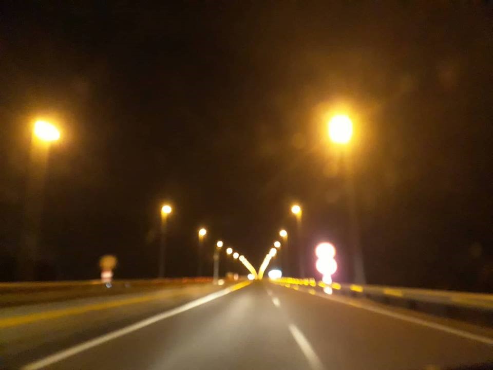 Về ban đêm, hệ thống điện chiếu sáng lung linh làm tôn lên vẻ đẹp của cay cầu