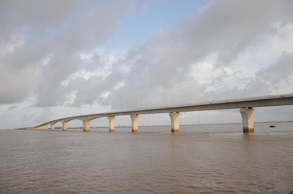 Cầu được thiết kế vĩnh cửu bằng bêtông cốt thép dự ứng lực, mặt cầu rộng 16m, gồm 4 làn xe.