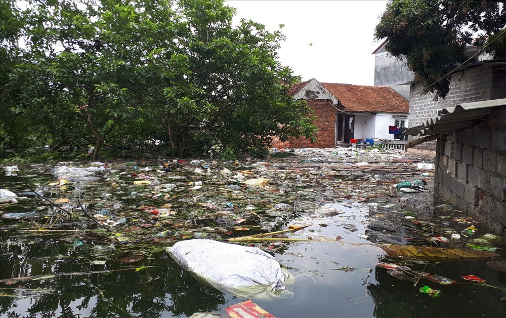 Sau mưa lũ, xuất hiện tình trạng rác thải tràn vào khu vực nhà dân tại thôn Nam Hài, xã Nam Phương Tiến (huyện Chương Mỹ)