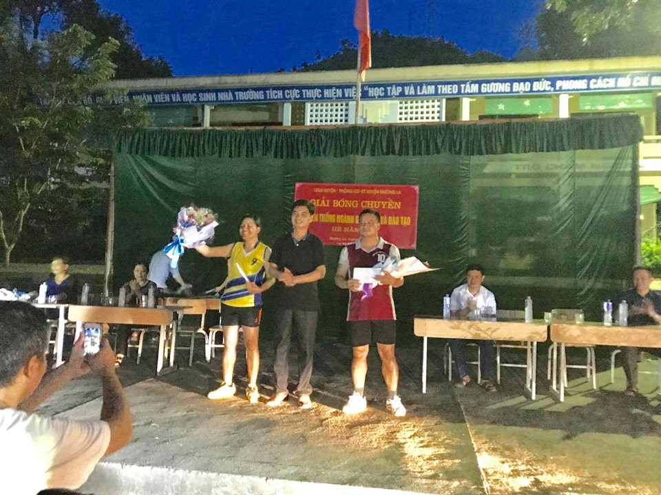 Chủ tịch LĐLĐ huyện Mường La Nguyễn Văn Tuấn trao giải cho các vận động viên.