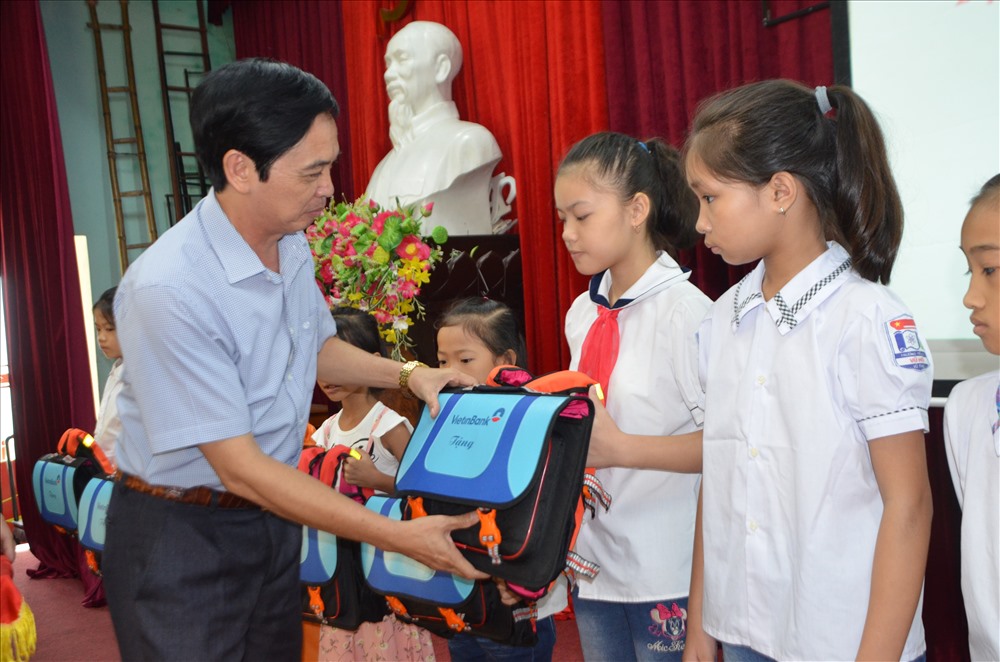 Phó Bí thư huyện Vũ Thư (tỉnh Thái Bình) Vũ Hồng Quân trao cặp phao cứu sinh cho các em học sinh.