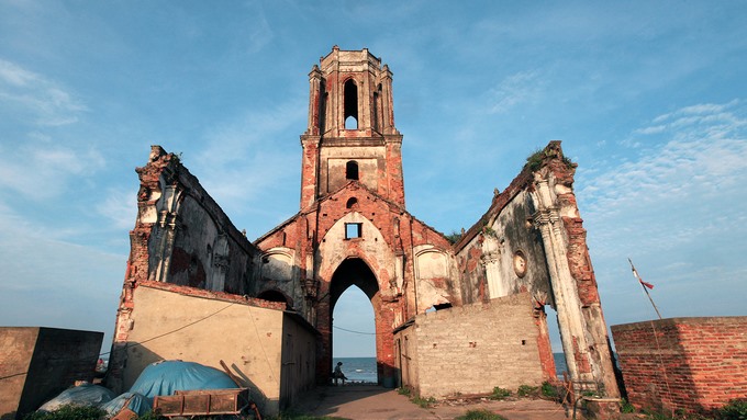 Nằm ở xã Hải Lý, huyện Hải Hậu, tỉnh Nam Định, nhà thờ đổ là công trình hoang tàn mà người dân nơi đây vẫn gọi.