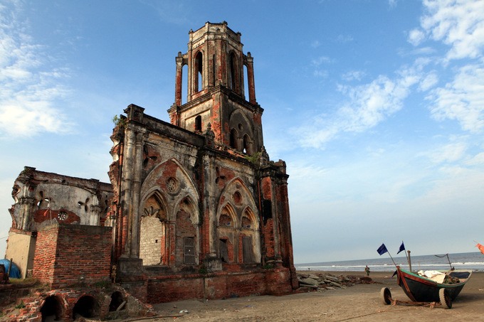 Nhà thờ đổ còn có 1 cái tên gọi khác là “Nhà thờ Trái Tim” được xây dựng năm 1943 và do kiến trúc sư người Pháp thiết kế.