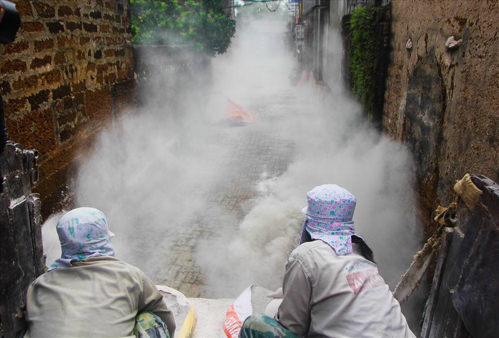 Rắc vôi bột là công việc cần thiết nhằm khử trùng, tiêu diệt các mầm bệnh có thể phát sinh sau khi nước lũ rút.