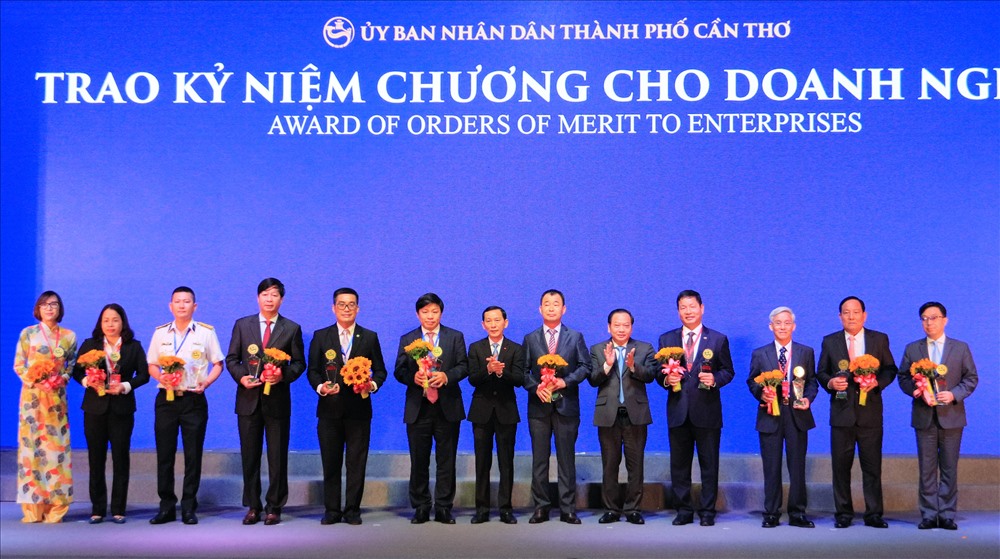 Tôn vinh các doanh nghiệp có đóng góp đầu tư tại Cần Thơ (ảnh: Trần Lưu)