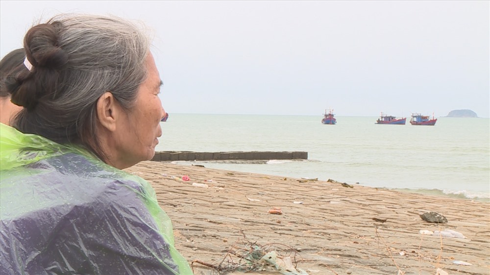 nổi nhớ biển của bà Nguyễn Thị Thu mỗ khi thời tiết không thuận, tàu phải nằm bờ