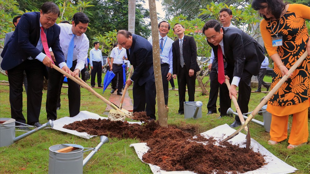 Thủ tướng và các đại biểu trồng cây Sưa lưu niệm tại trường Đại học Cần Thơ (ảnh: Tr.L)