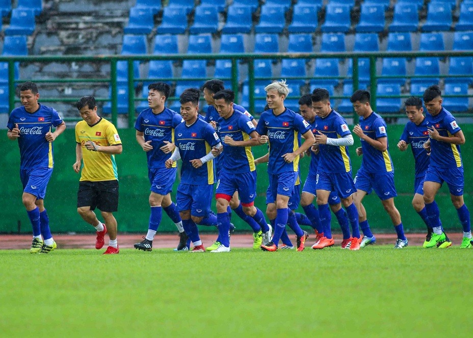 Bất chấp cơn mưa nặng hạt, U23 Việt Nam vẫn tập luyện đúng với giáo án của HLV Park Hang-seo. Ảnh: Huy Po