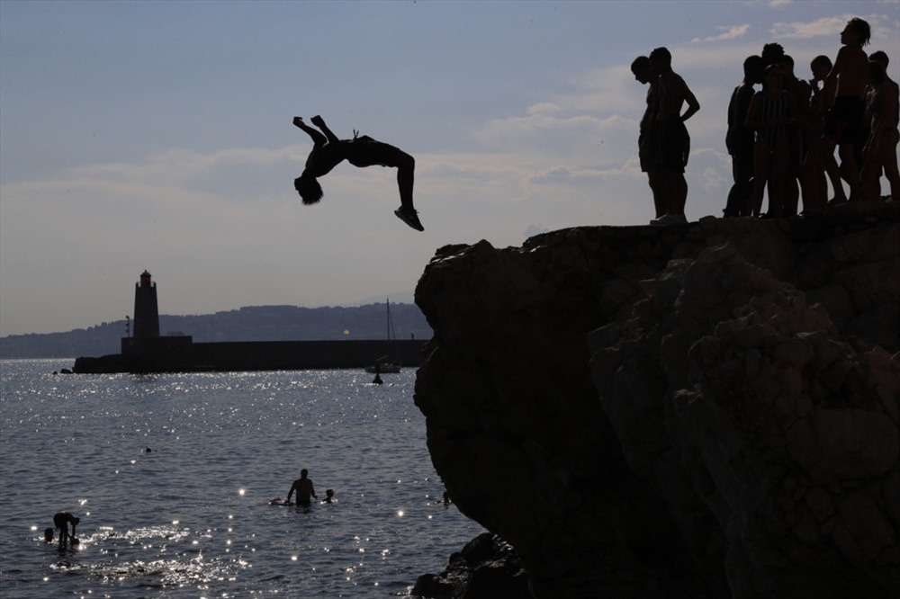 Trẻ em thay phiên nhau nhảy xuống đá vào biển Địa Trung Hải ở Nice, Pháp - Ảnh: AFP/Getty Images