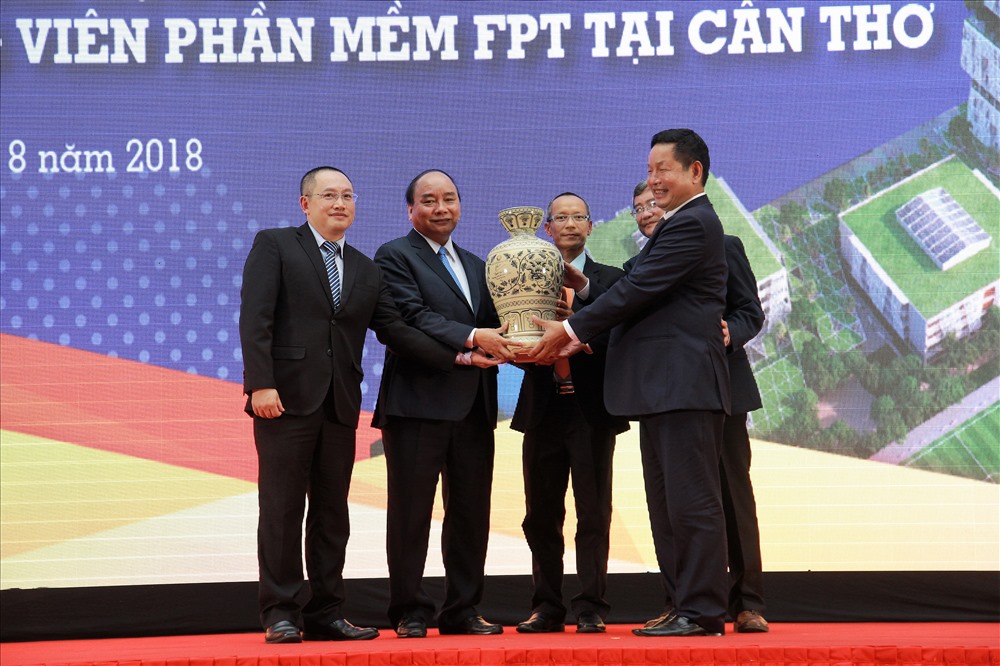 Thủ tướng Nguyễn Xuân Phúc trao quà cho tạp đoàn FPT tại buổi lễ. 