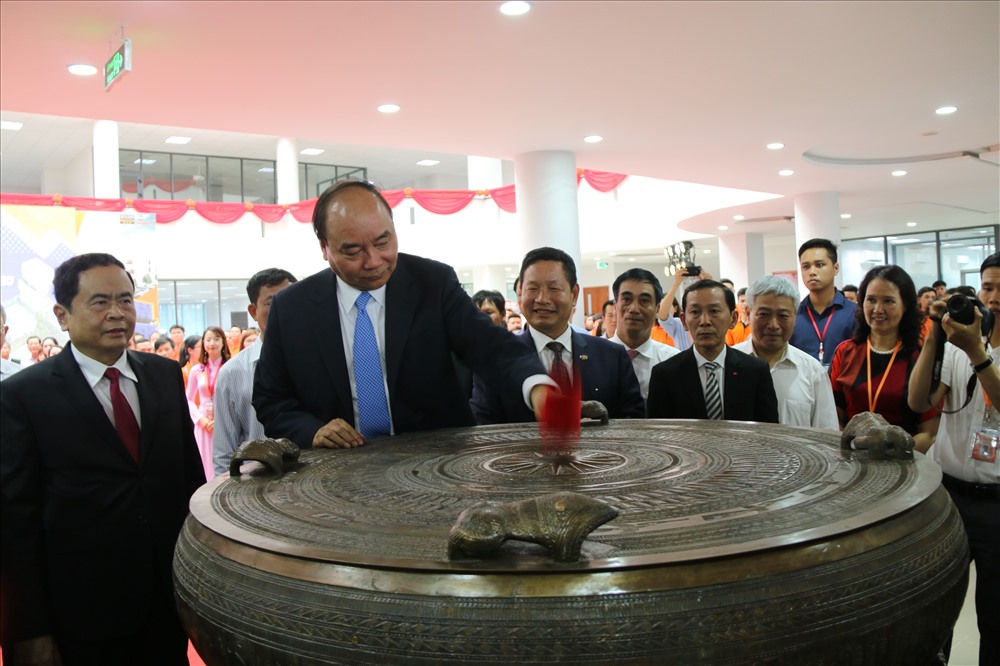 Thủ tướng Nguyễn Xuân Phúc đánh trống tại lễ khánh thành Tổ hợp đại học và công viên phần mềm FPT tại Cần Thơ (ảnh: Tr.L)