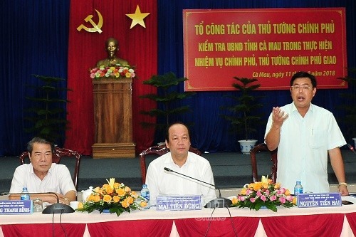  Chủ tịch UBND tỉnh Cà Mau Nguyễn Tiến Hải báo cáo với đoàn công tâc