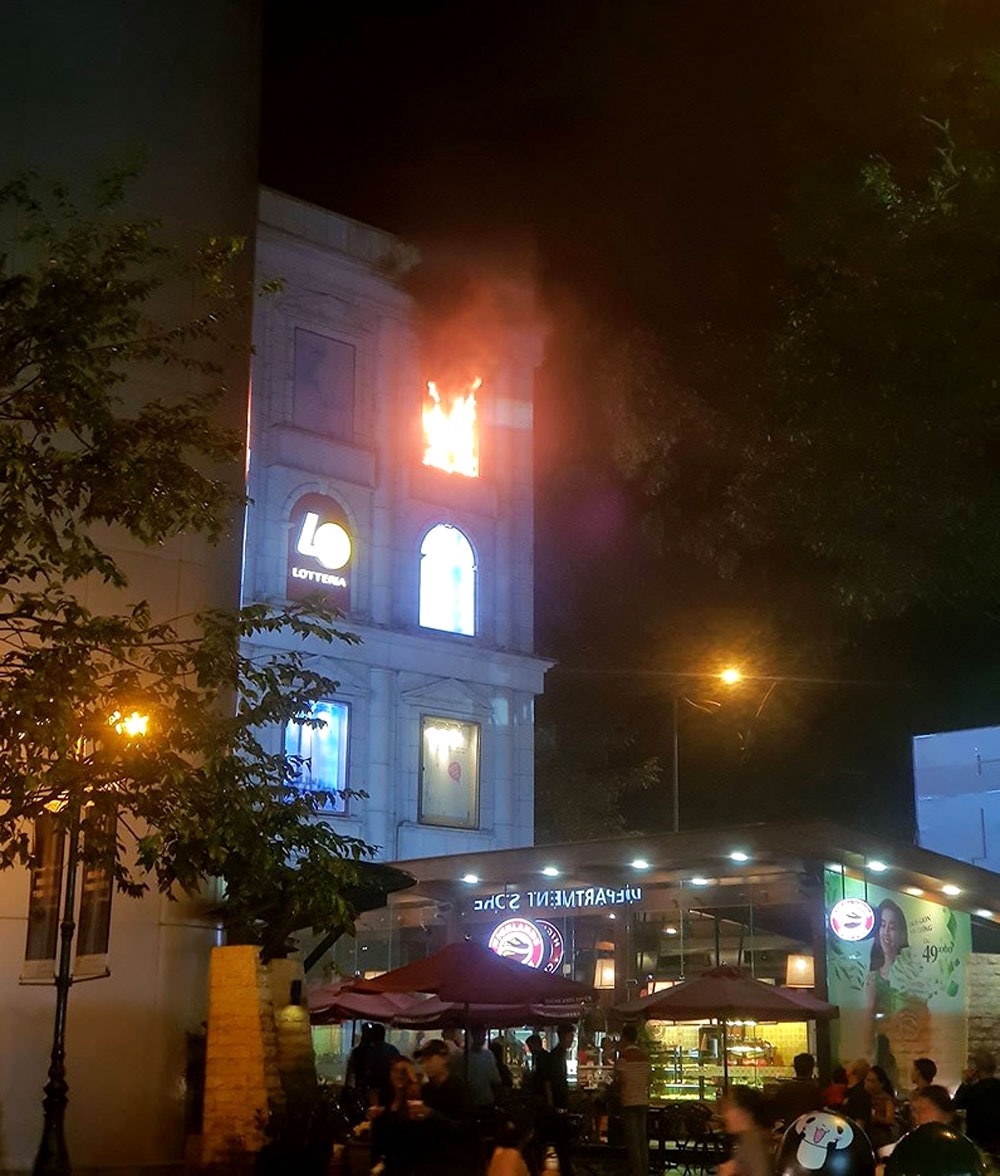 Hỏa hoạn bùng phát tại Diamond Plaza khiến người dân hoảng loạn. 