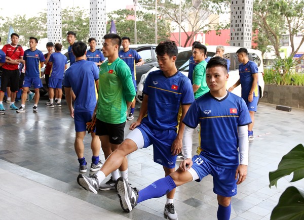 Các cầu thủ U23 Việt Nam tranh thủ căng cơ, vận động mọi lúc mọi nơi để giải phóng sức ì. Ảnh: VFF