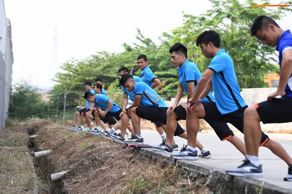 Các tuyển thủ Việt Nam tập bên cạnh cống thoát nước. Ảnh: Sport5.vn