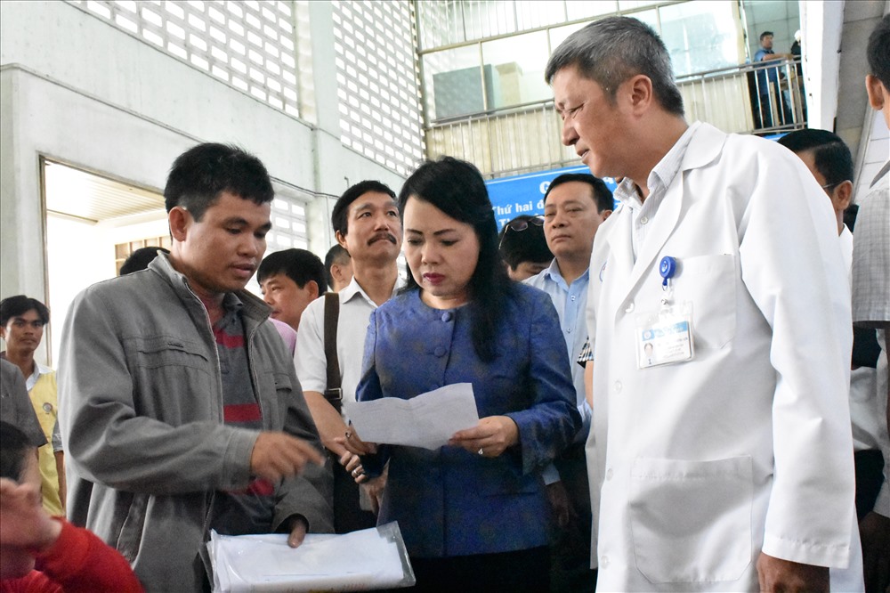 Bộ trưởng bộ Y tế Nguyễn Kim Tiến hỏi thăm một bệnh nhân tại Bệnh viện Chợ Rẫy