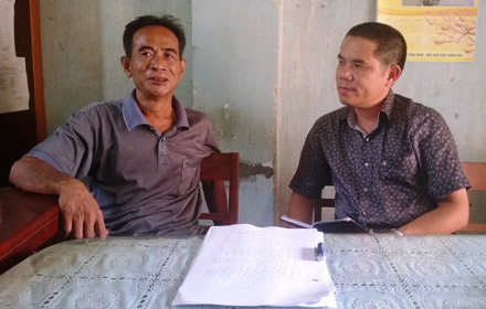 Nhà báo Lâm Chí Công làm việc với ông Mai Văn Hanh - người tố giác việc chôn thuốc trừ sâu.