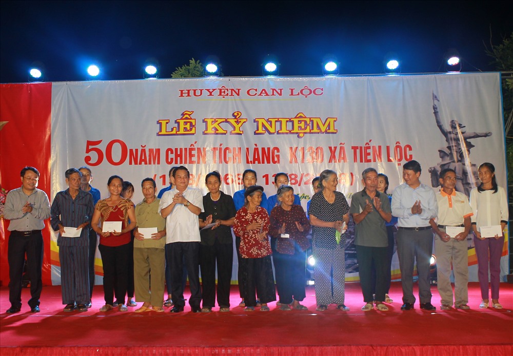 Lãnh đạo tỉnh Hà Tĩnh, huyện Can Lộc tặng quà cho các gia đình chính sách Làng K130