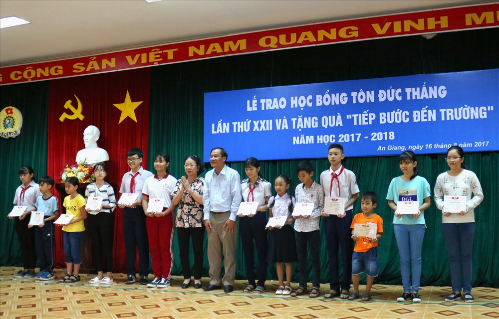 Trao học bổng Tôn Đức Thắng lần thứ XXII và quà Tiếp sức đến trường năm học 2017-2018. Ảnh: LT