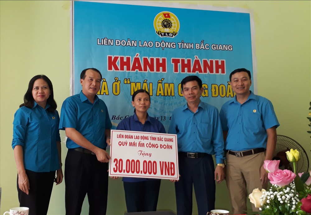 Đồng chí Ngô Biên Cương, Phó Chủ tịch Thường trực LĐLĐ tỉnh trao kinh phí hỗ trợ cho gia đình đồng chí Nguyễn Thị Hiệp.
