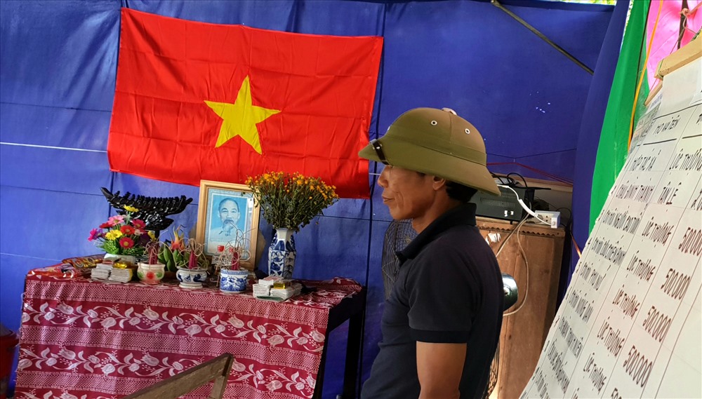 Ảnh và bàn thờ Bác Hồ được đặt trang trọng ngay tại khu vực hạ thủy và tập luyện của người dân. Ảnh: Lê Phi Long
