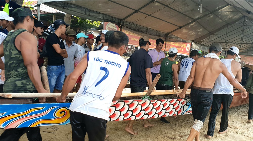 Thuyền và đò bơi được cất vào vị trí đặc biệt bên cạnh sông. Ảnh: Lê Phi Long