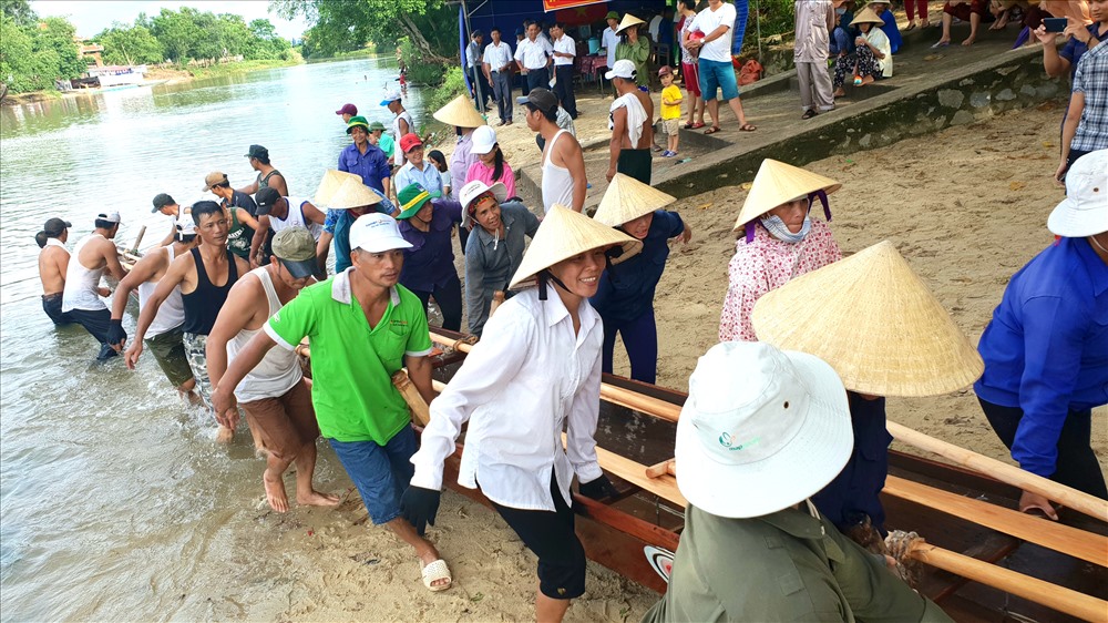 Cùng nhau đưa thuyền lên bờ sau một ngày tập luyện hăng say. Ảnh: Lê Phi Long