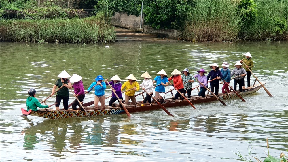 Các chị em cũng hăng say luyện tập trong sự nỗ lực và quyết tâm không khác các đấng nam nhi. Ảnh: Lê Phi Long