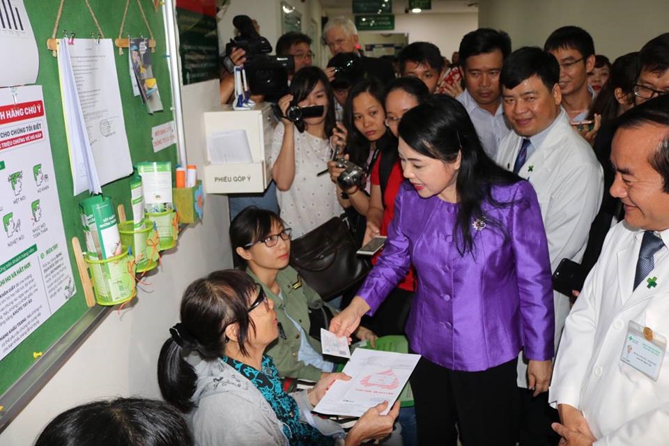 Bộ trưởng Bộ Y tế Nguyễn Thị Kim Tiến thăm hỏi một bệnh nhân tại Bệnh viện Đa khoa Hoàn Mỹ Sài Gòn