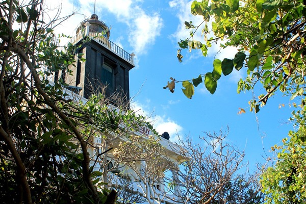 Ngọn hải đăng trên đảo Phú Quý cao 18 m.