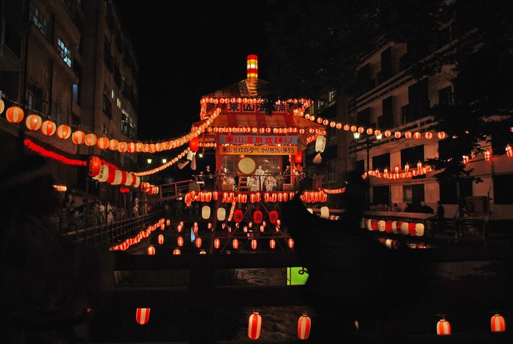 Obon là một sự kiện Phật giáo lớn được tổ chức hàng năm ở Nhật Bản trong tháng 7 âm lịch. Người ta tin rằng vào thời gian Obon, linh hồn của tổ tiên sẽ trở lại dương gian thăm người thân. Ngày nay, lễ hội này cũng trở thành dịp để sum họp gia đình và thể hiện tình yêu thương đối với những người còn sống. (Ảnh: Japan Times)